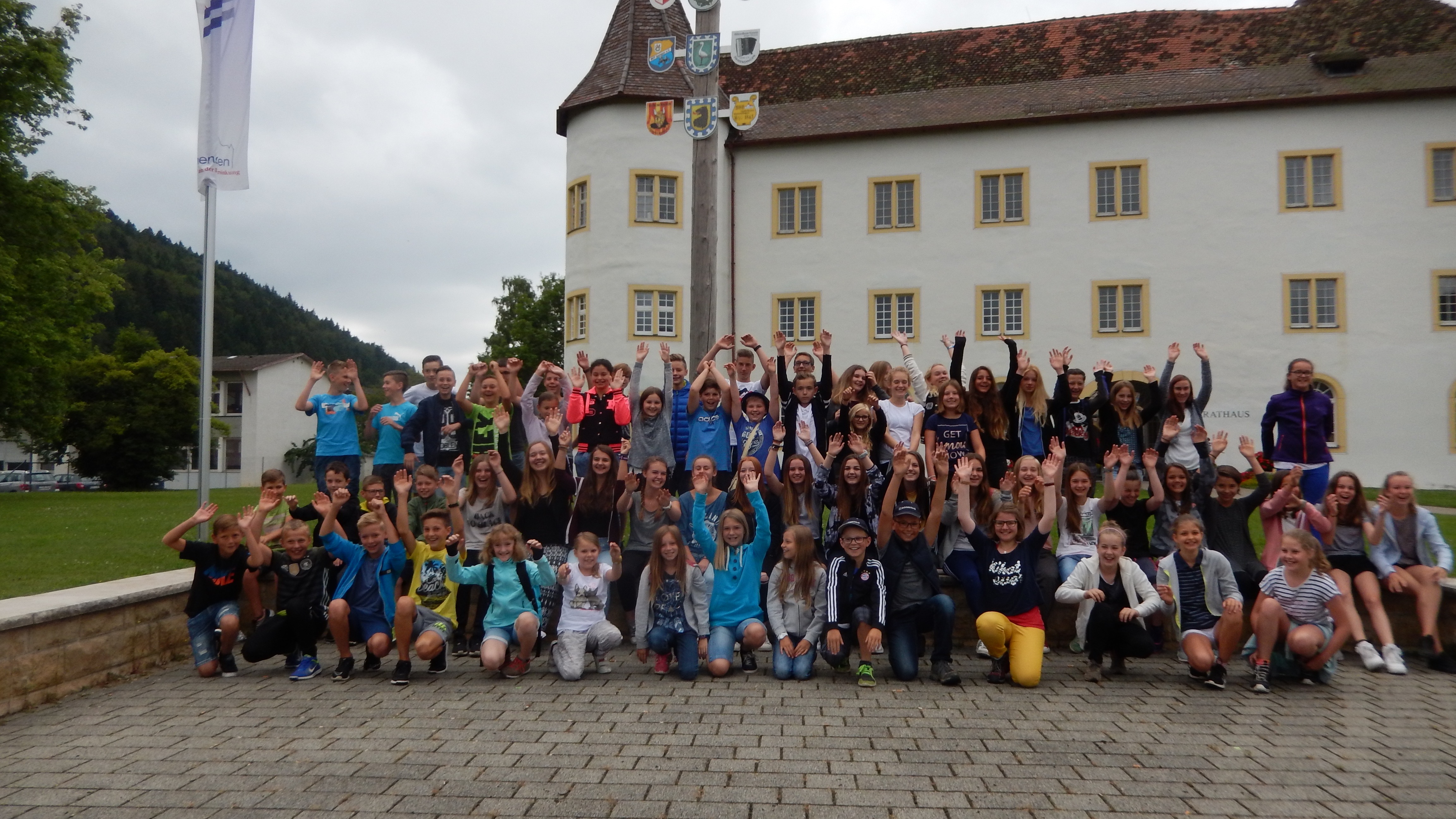 Gruppenfoto Ferienlager 2018 vor dem Immendingen Schloss bei der Abreise
